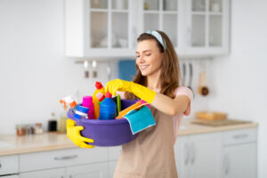 Portrait positive d'une jeune femme faisant le ménage dans une cuisine